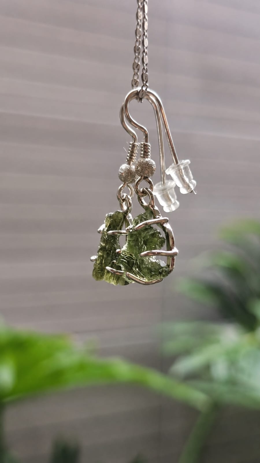 126-85 (3) Aretes en plata 9.25 con moldavita natural