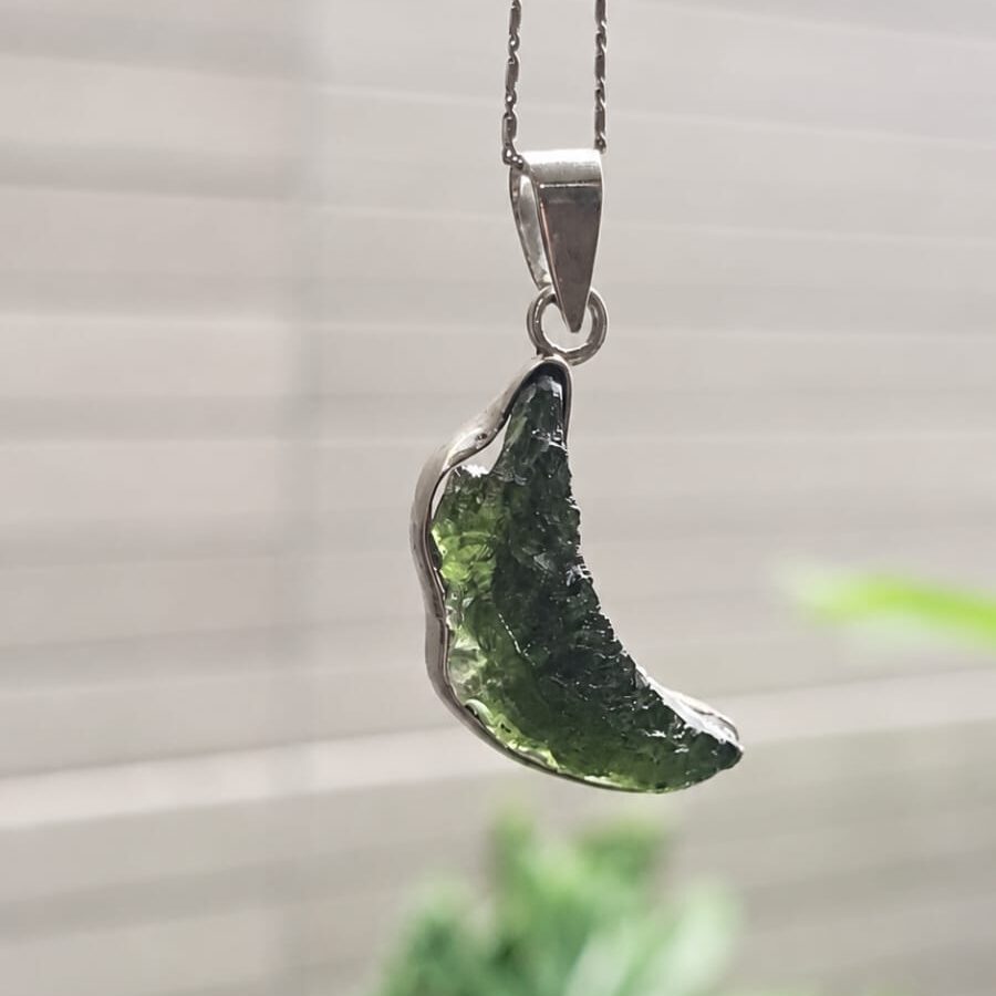 Dije en plata 9.25 con moldavita natural