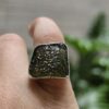 26-176 (1) Anillo en plata 9.25 con moldavita natural