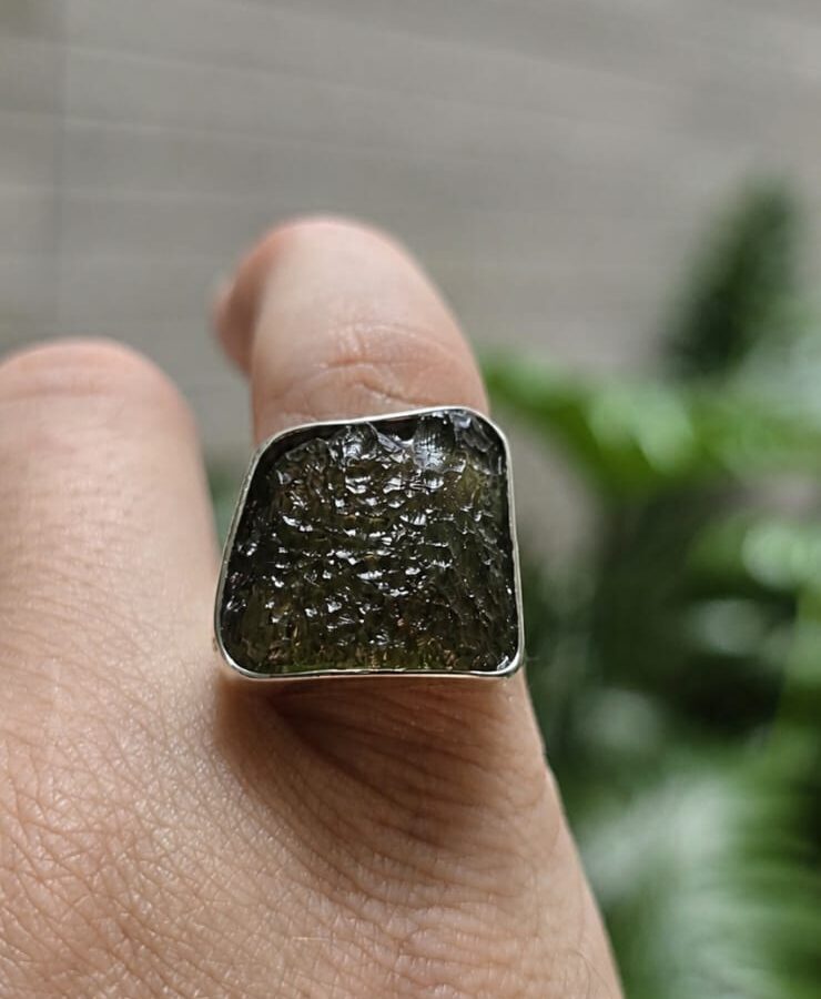 26-176 (1) Anillo en plata 9.25 con moldavita natural