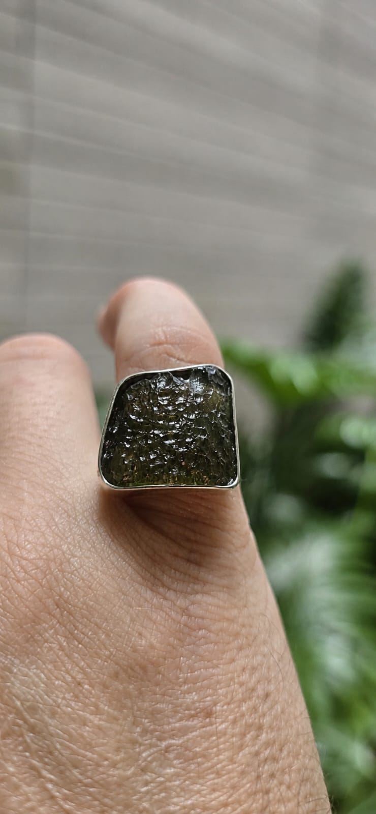 26-176 (1) Anillo en plata 9.25 con moldavita natural