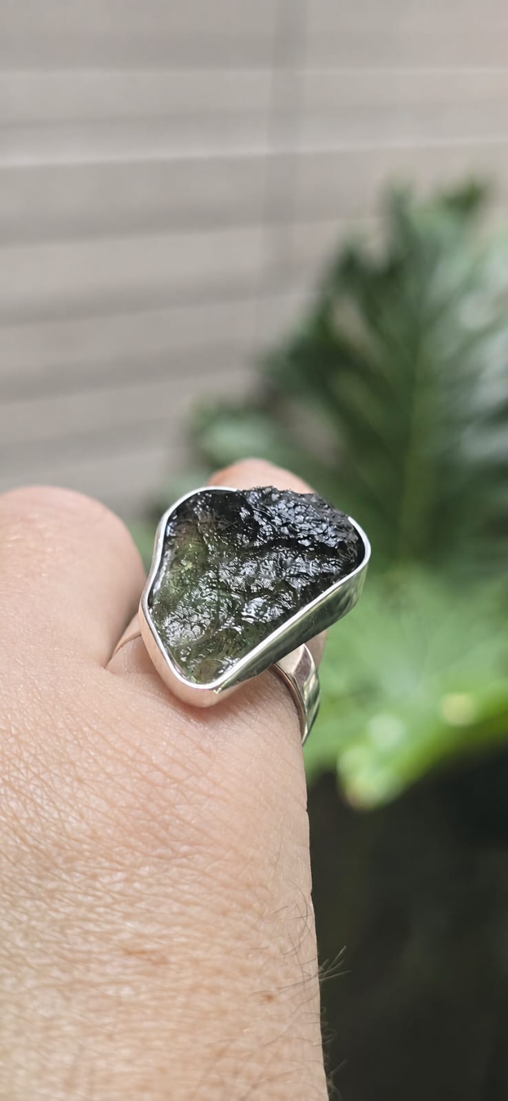 26-177 (2) Anillo en plata 9.25 con moldavita natural