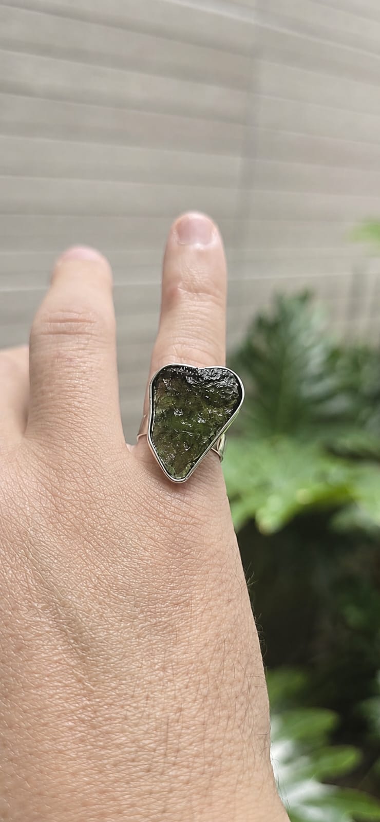 26-177 (3) Anillo en plata 9.25 con moldavita natural