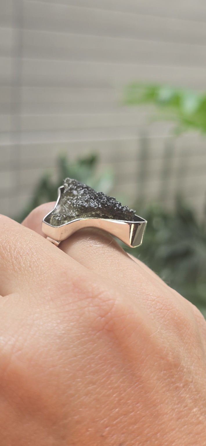 26-178 (1) Anillo en plata 9.25 con moldavita natural