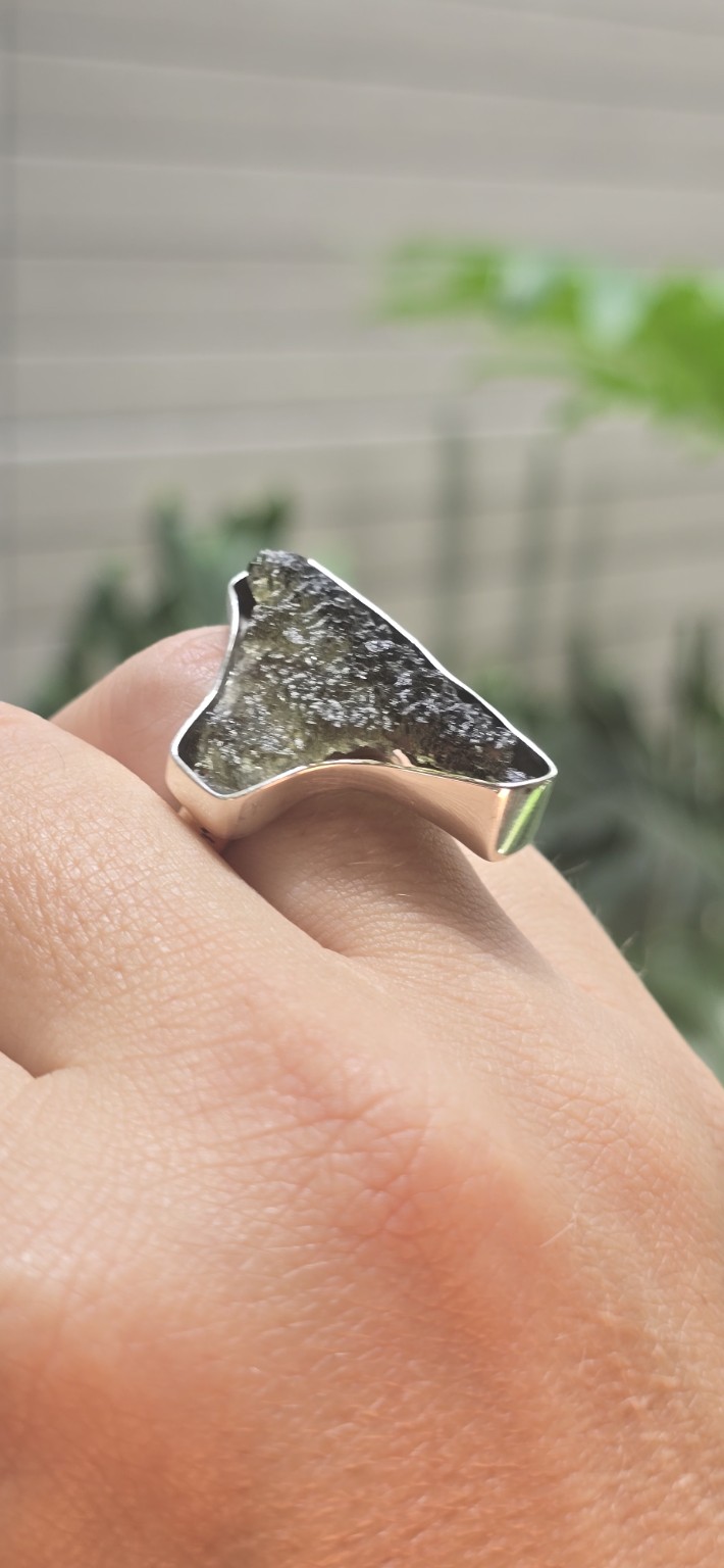 26-178 (2) Anillo en plata 9.25 con moldavita natural