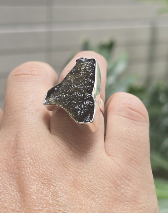 26-178 (3) Anillo en plata 9.25 con moldavita natural
