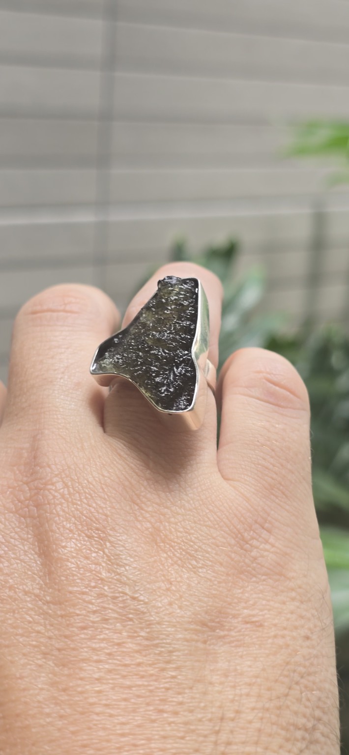 26-178 (3) Anillo en plata 9.25 con moldavita natural