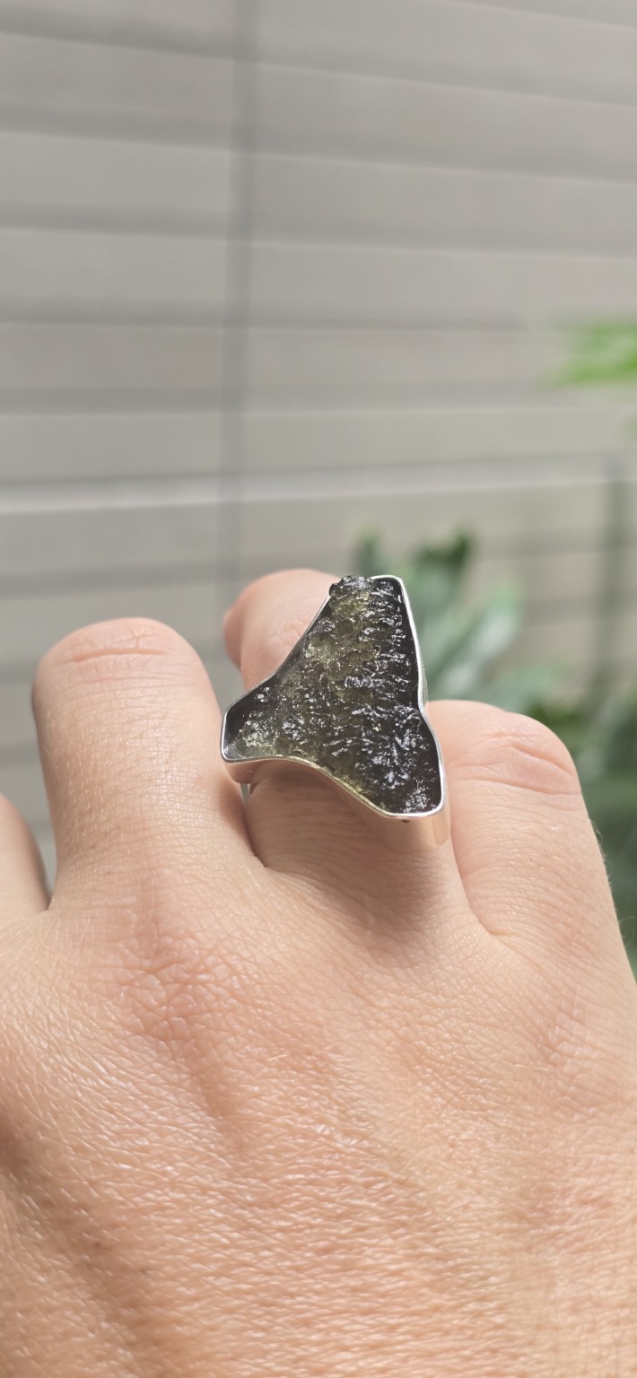 26-178 (4) Anillo en plata 9.25 con moldavita natural
