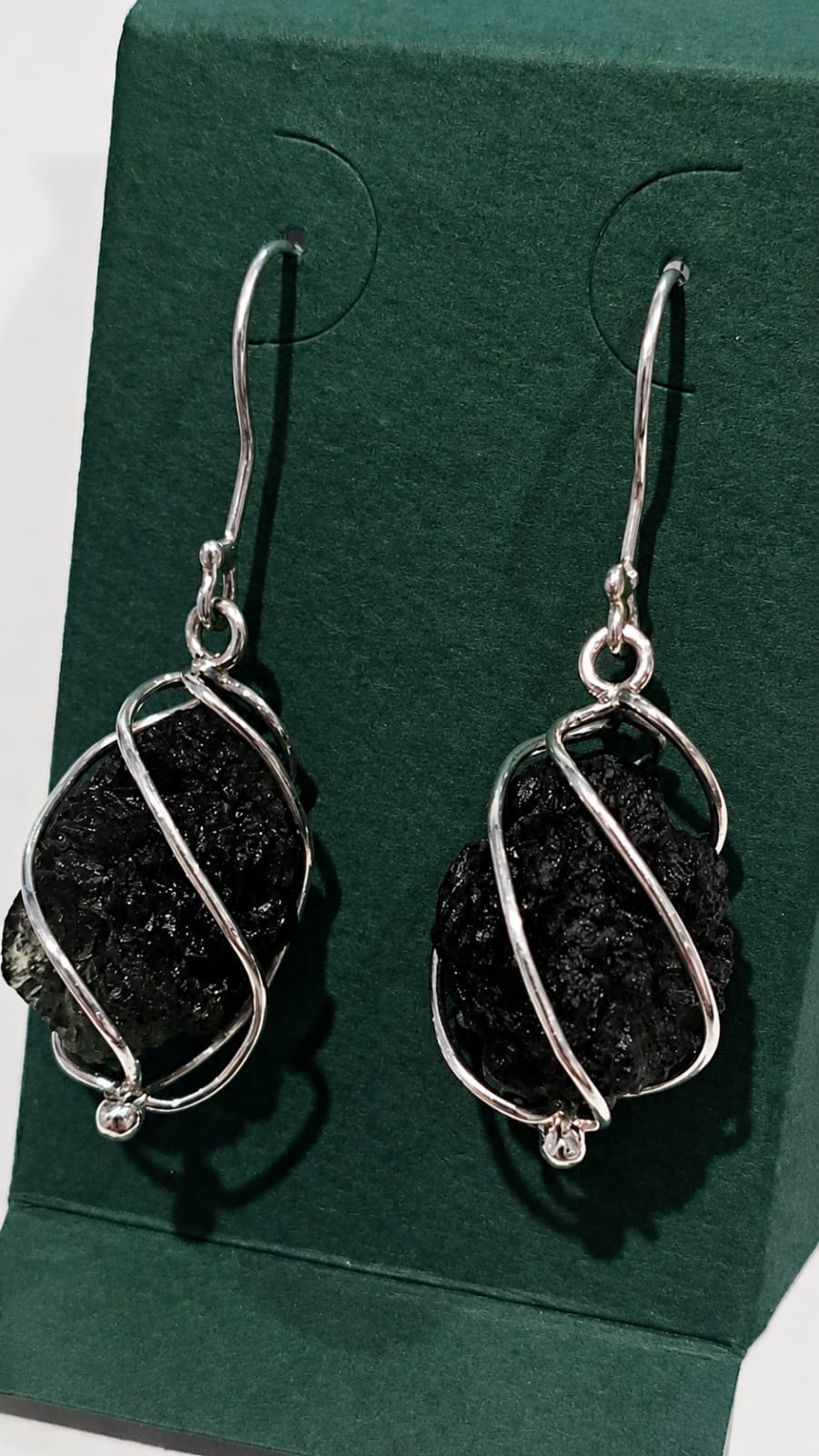 26-183 (2) Aretes en plata 9.25 con moldavita natural
