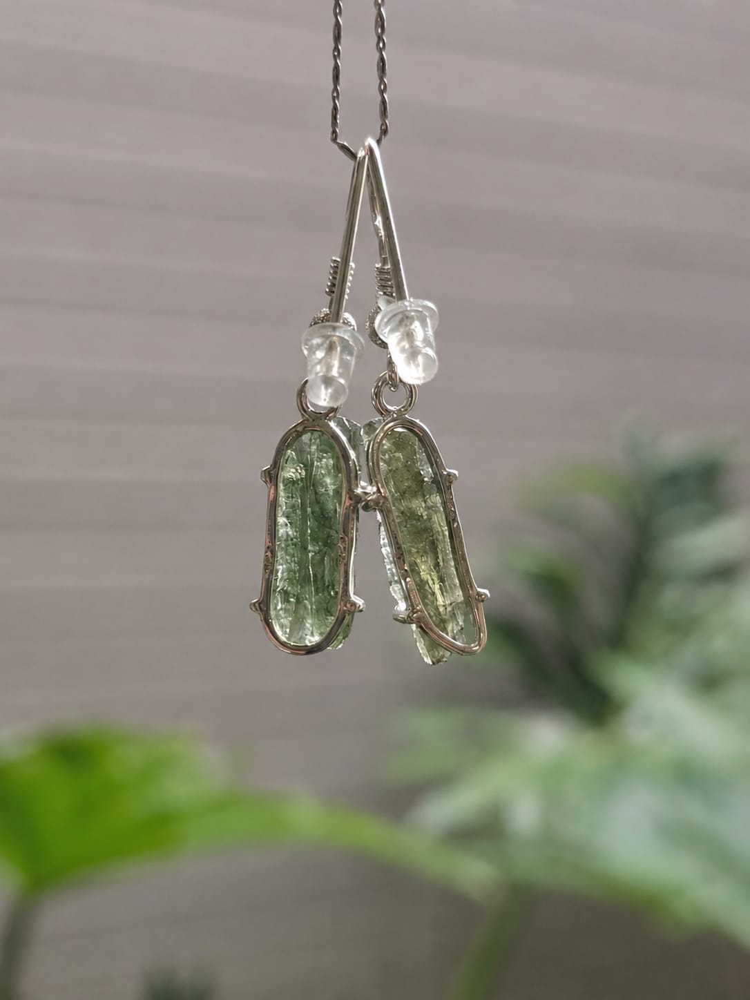 26-187 (1) Aretes en plata 9.25 con moldavita natural