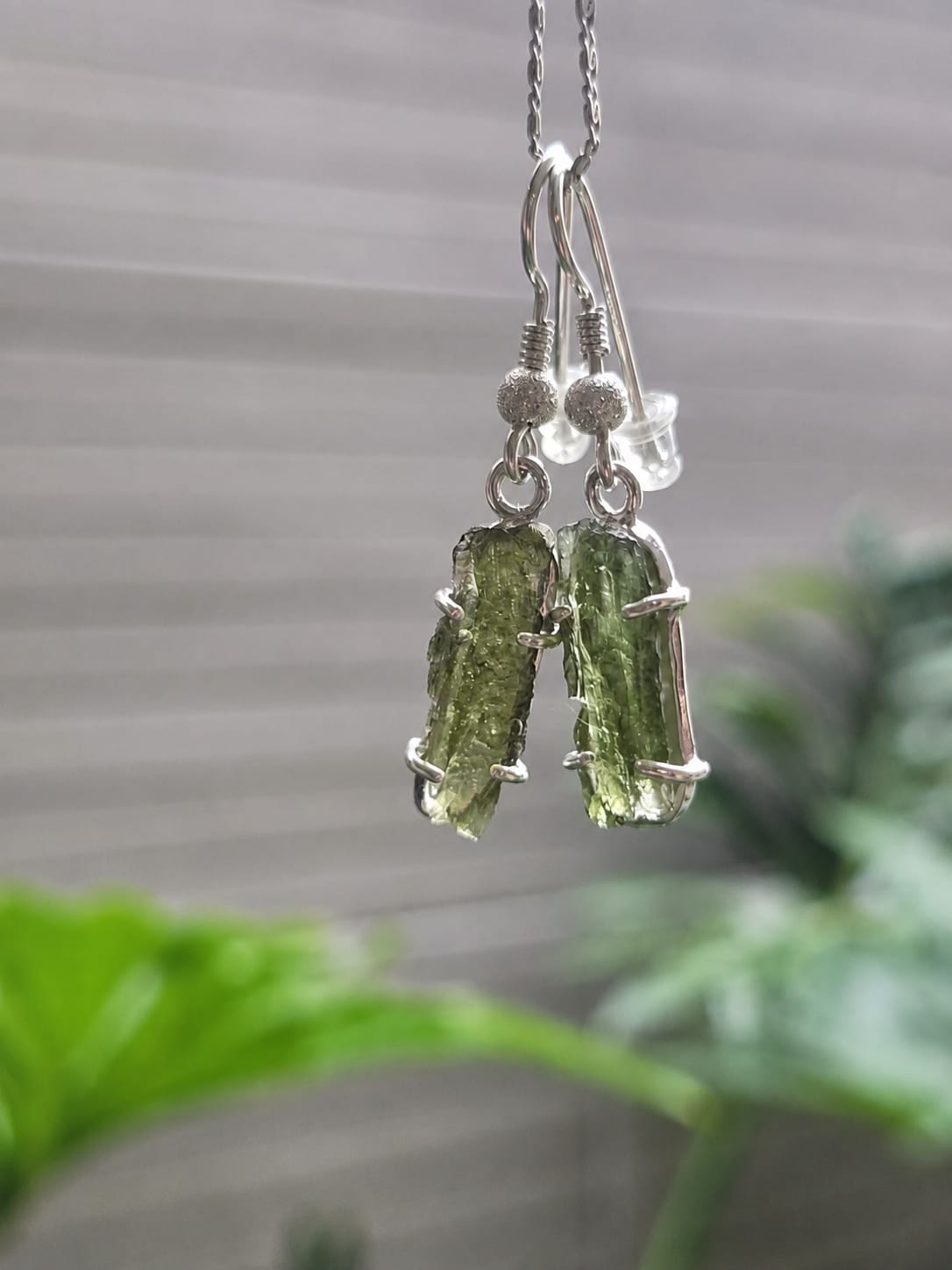 26-187 (2) Aretes en plata 9.25 con moldavita natural
