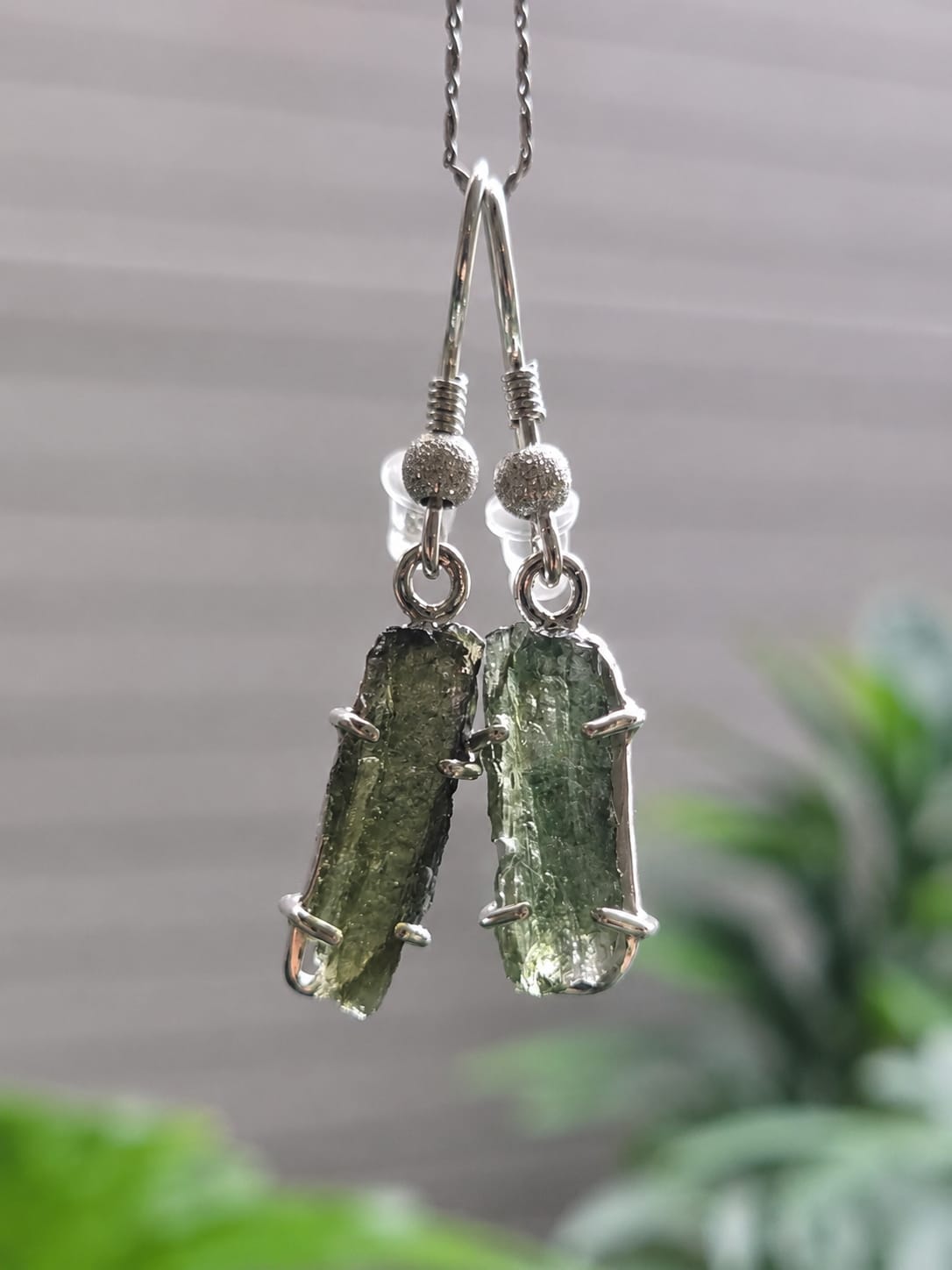26-187 (3) Aretes en plata 9.25 con moldavita natural