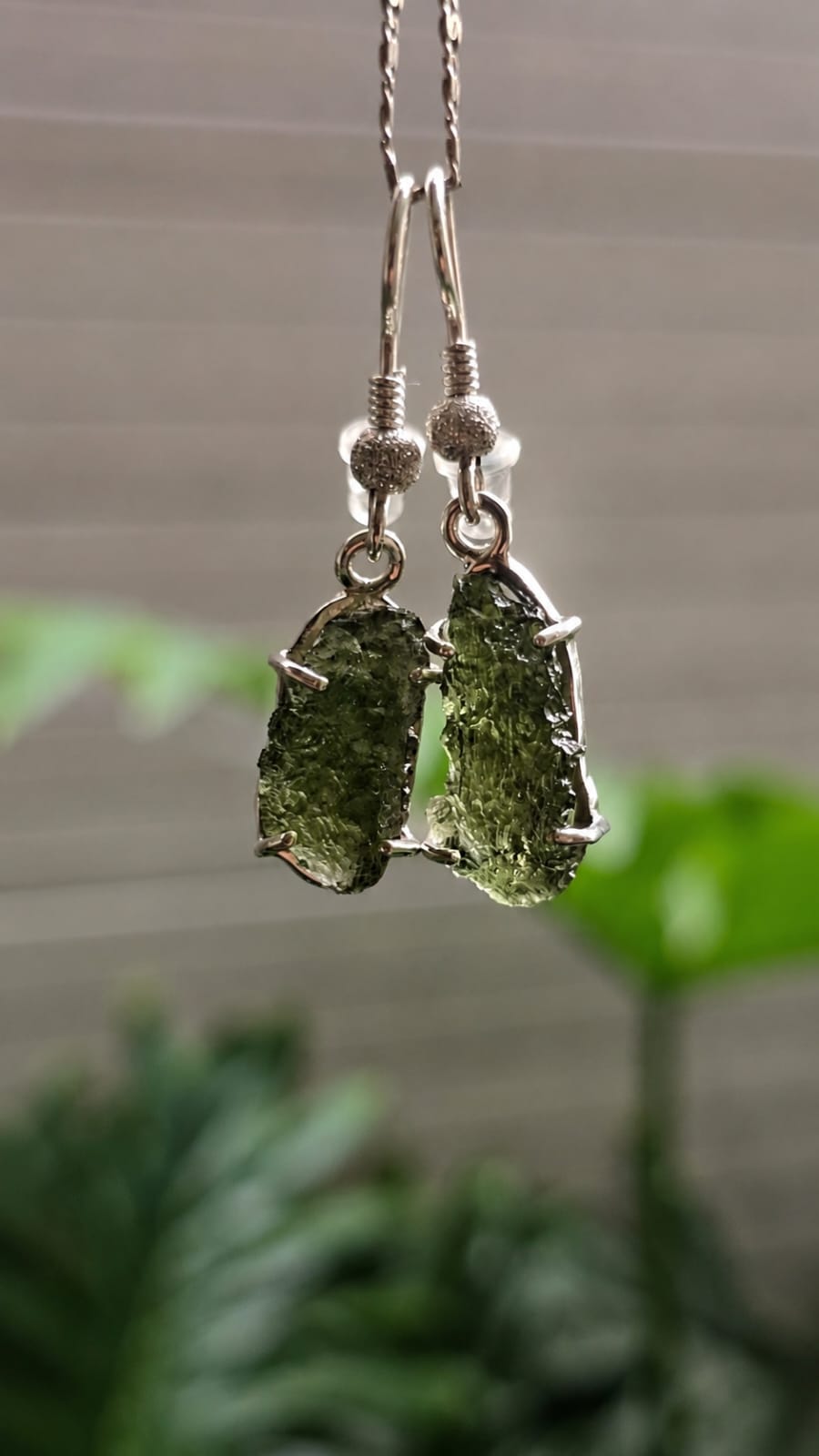 26-186 (1) Aretes en plata 9.25 con moldavita natural