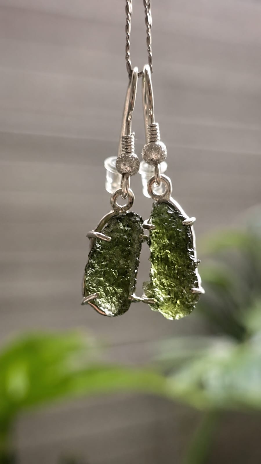 26-186 (2) Aretes en plata 9.25 con moldavita natural