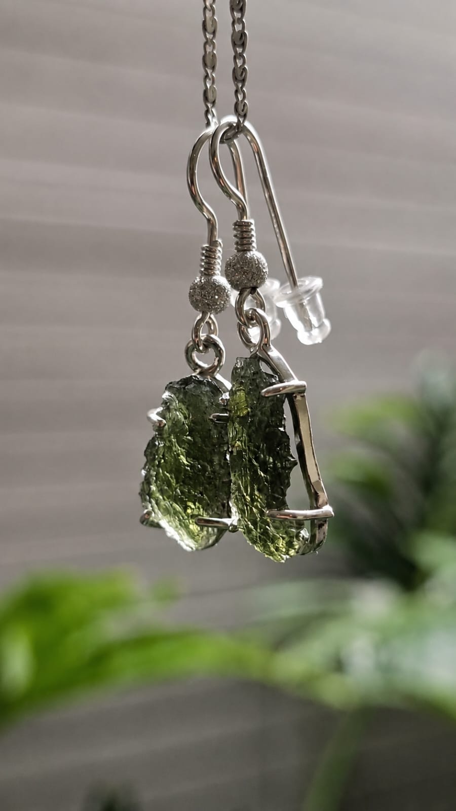 26-186 (3) Aretes en plata 9.25 con moldavita natural