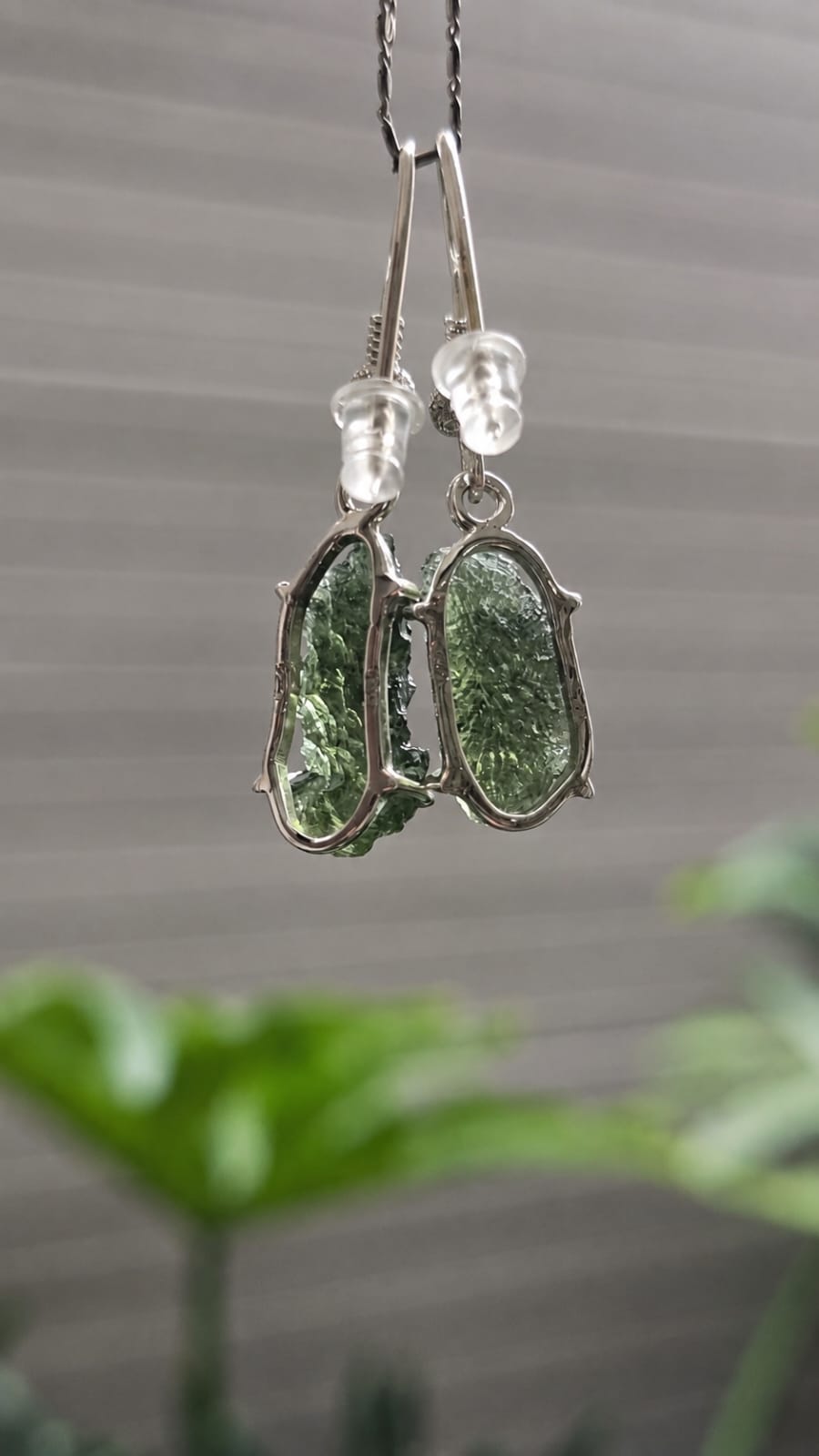26-186 (5) Aretes en plata 9.25 con moldavita natural