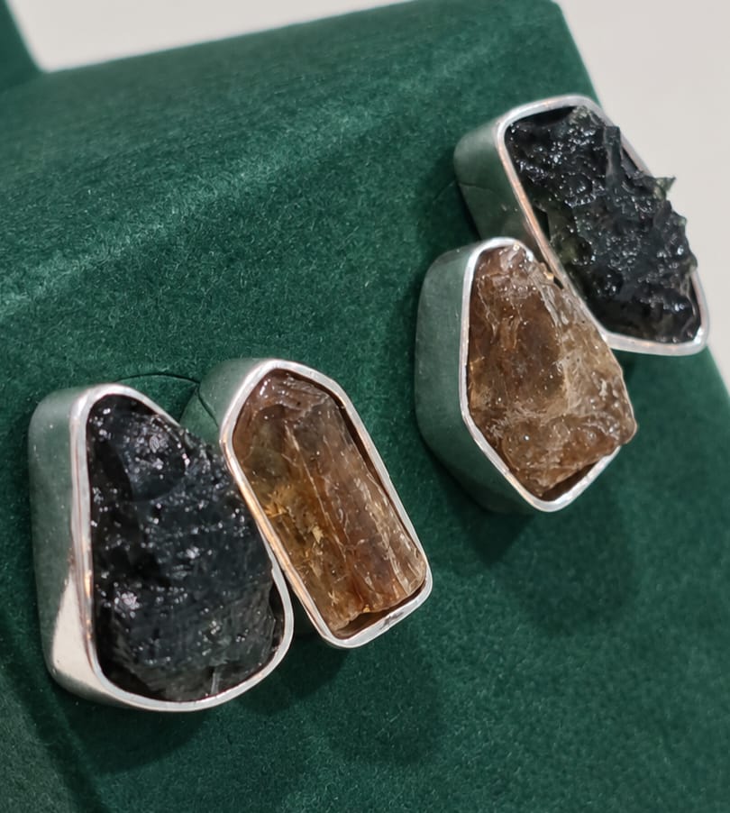 26-190 (1) Aretes en plata 9.25 con moldavita natural
