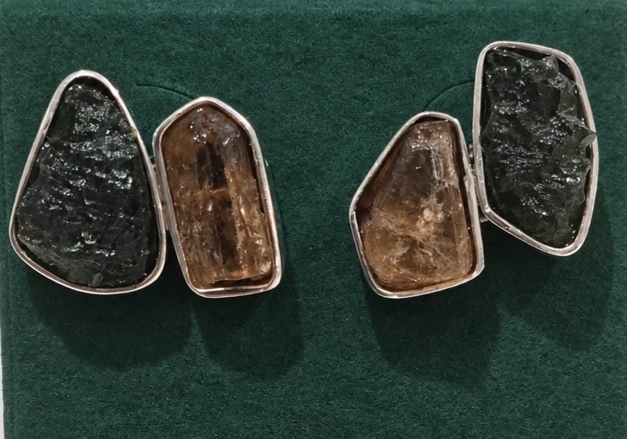 26-190 (2) Aretes en plata 9.25 con moldavita natural