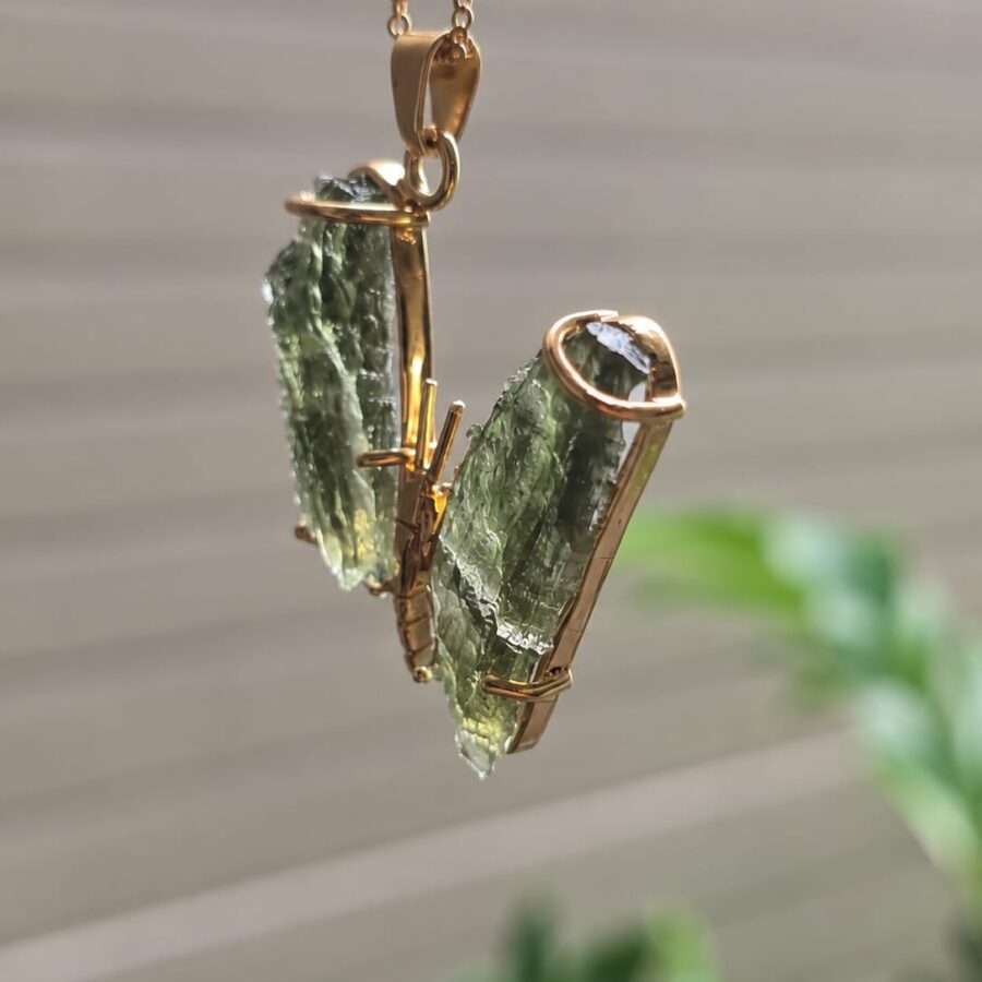 Dije en Oro de 14 quilates con moldavita natural