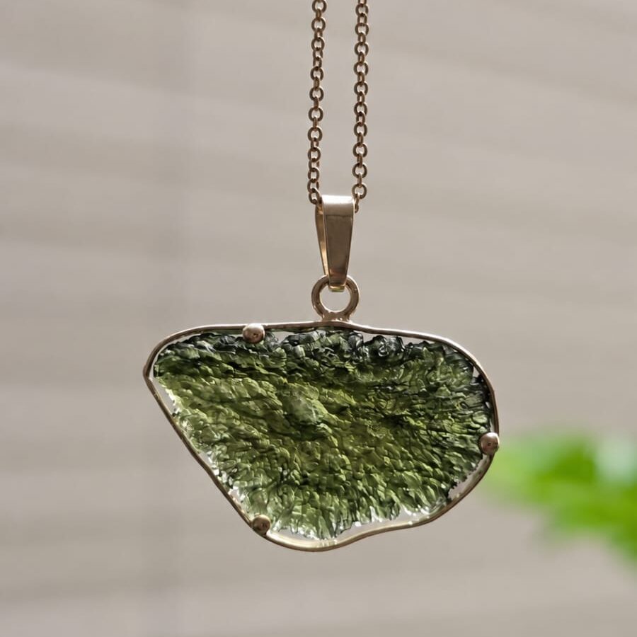 Dije en Oro de 14 quilates con moldavita natural