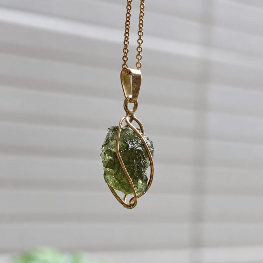 Dije en Oro de 14 quilates con moldavita natural