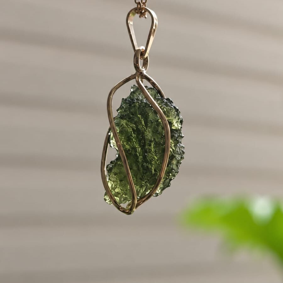Dije en Oro de 14 quilates con moldavita natural