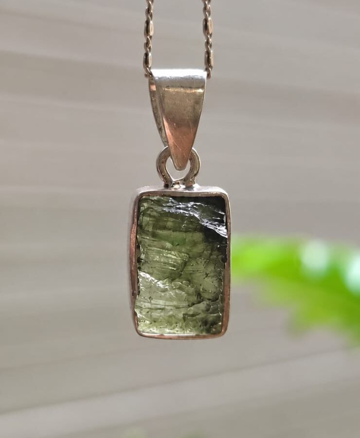 Dije en plata 9.25 con moldavita natural