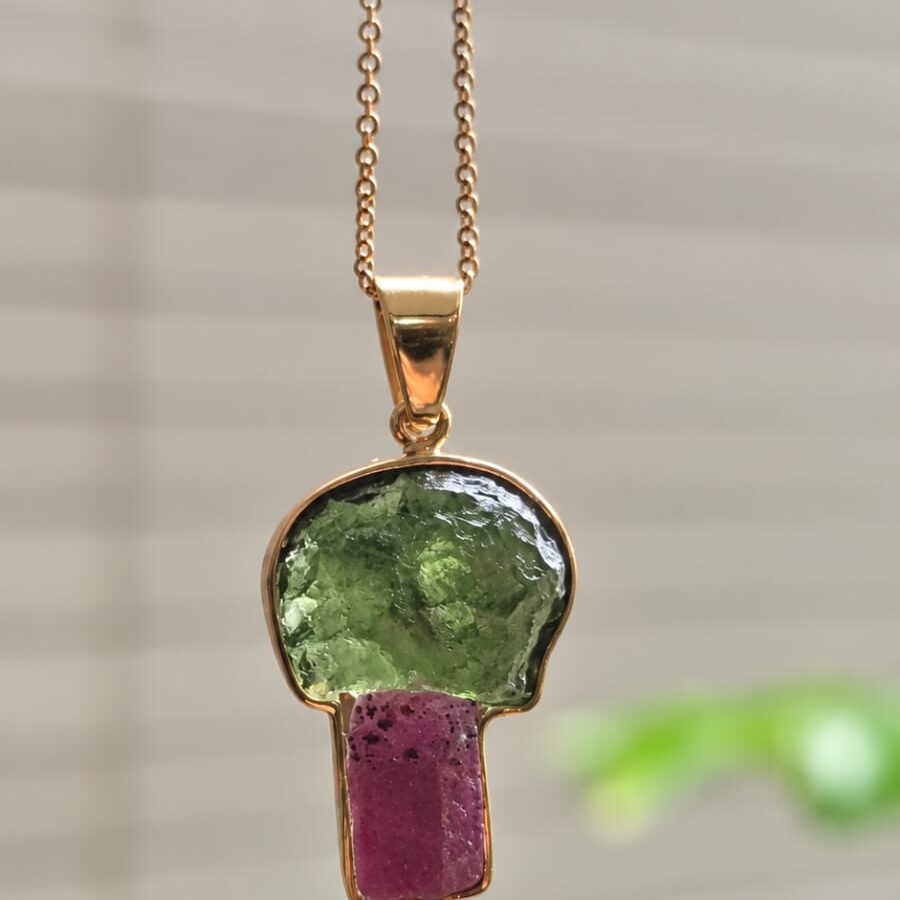 Dije en Oro de 14 quilates con moldavita natural + rubí