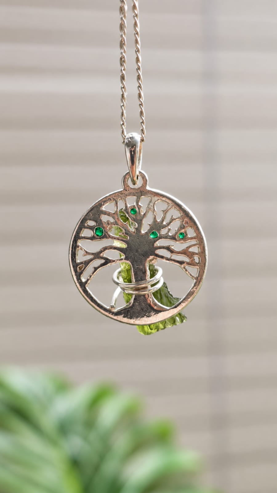 Dije en plata 9.25 con moldavita natural + circonia de esmeralda