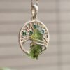 Dije en plata 9.25 con moldavita natural + circonia de esmeralda