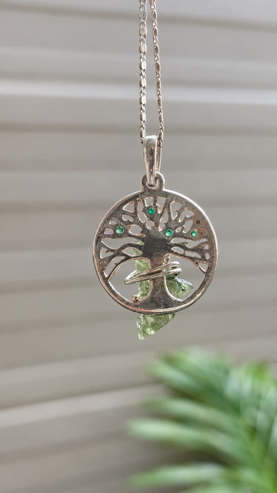 Dije en plata 9.25 con moldavita natural + circonia de esmeralda
