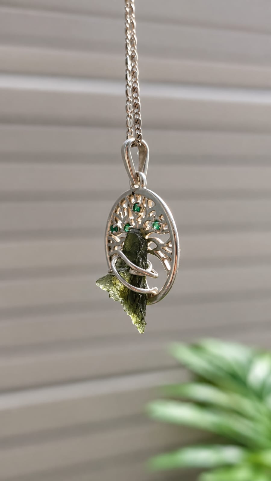 Dije en plata 9.25 con moldavita natural + circonia de esmeralda