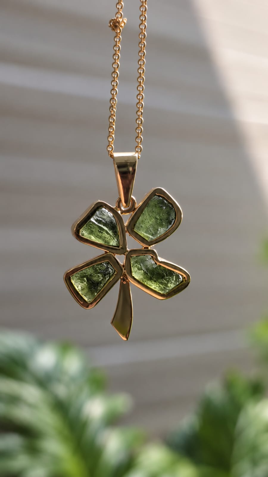 Dije en Oro de 14 quilates con moldavita natural