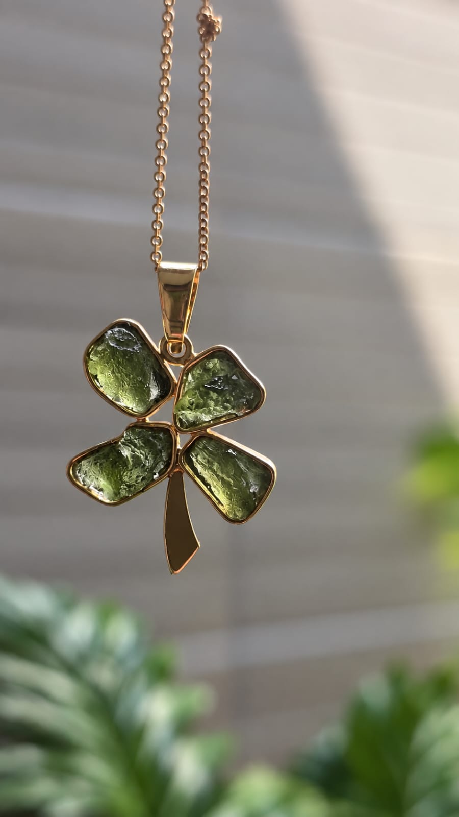 Dije en Oro de 14 quilates con moldavita natural