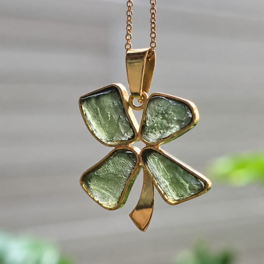 Dije en Oro de 14 quilates con moldavita natural