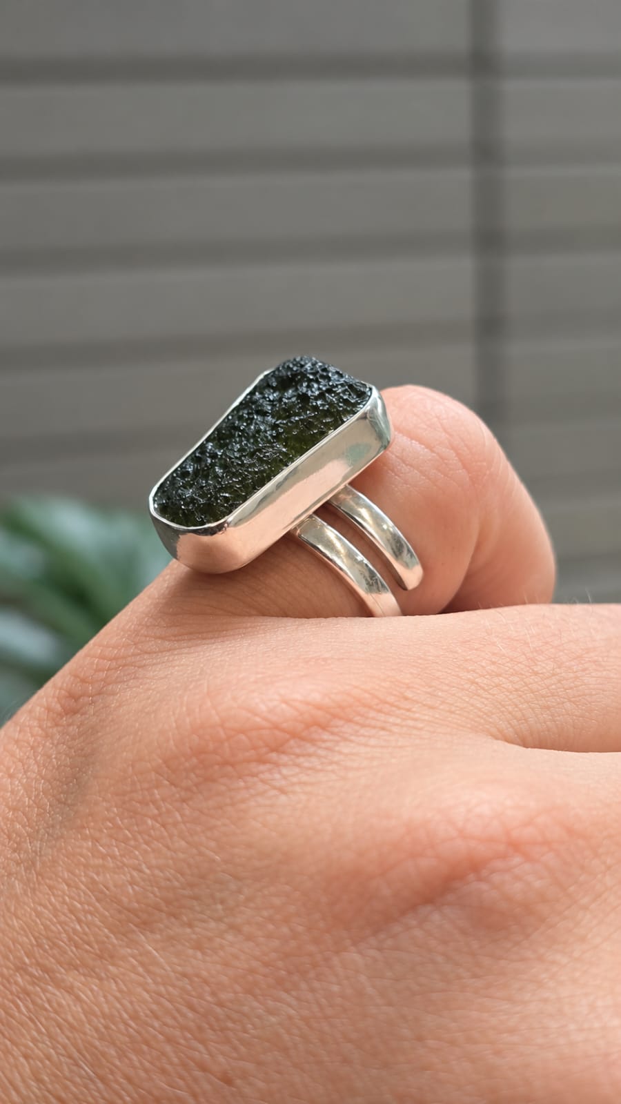 Anillo en plata 9.25 con moldavita natural