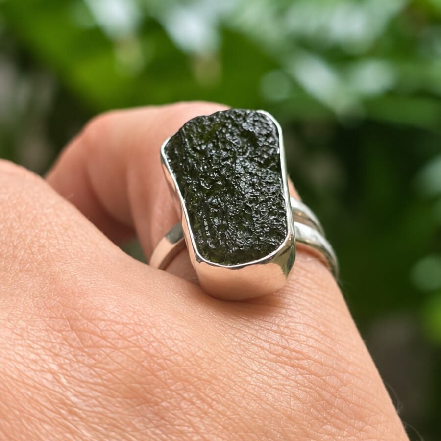 Anillo en plata 9.25 con moldavita natural