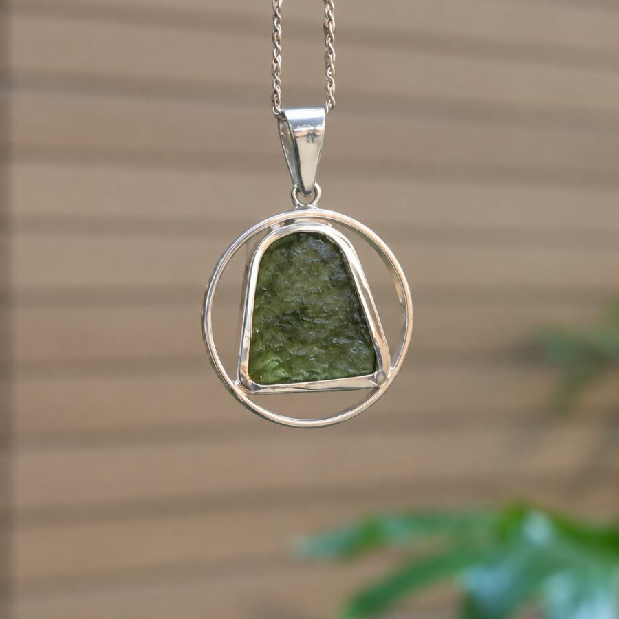 Dije en plata 9.25 con moldavita natural