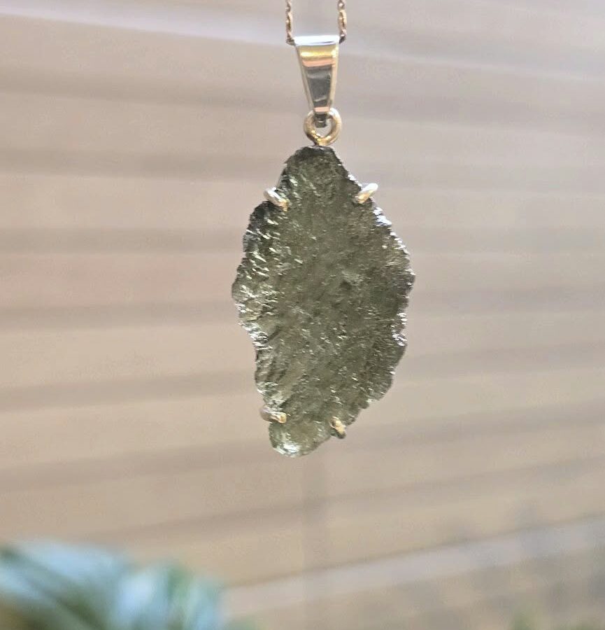 Dije en plata 9.25 con moldavita natural