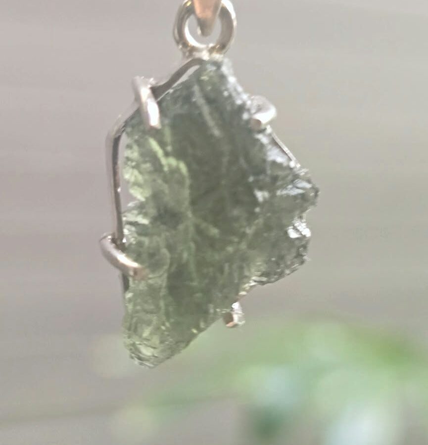 Dije en plata 9.25 con moldavita natural