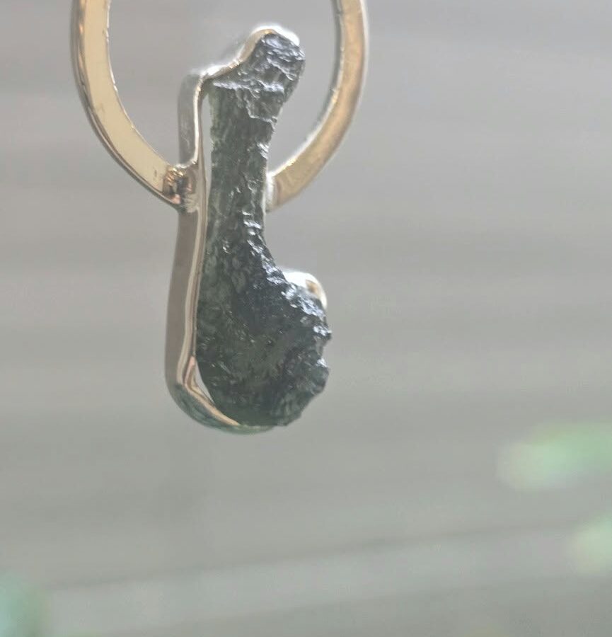 Dije en plata 9.25 con moldavita natural